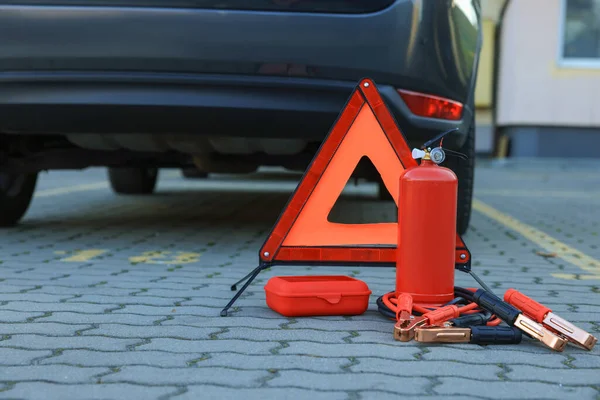 Acil Uyarı Üçgeni Araç Yakınındaki Güvenlik Ekipmanları Metin Için Boşluk — Stok fotoğraf