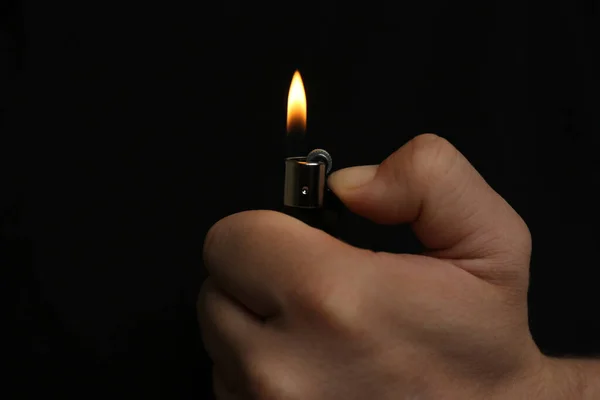 Mann Mit Feuerzeug Auf Schwarzem Hintergrund Nahaufnahme — Stockfoto