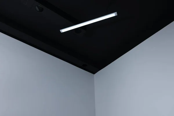 Coin Chambre Plafond Noir Avec Lumière Moderne — Photo