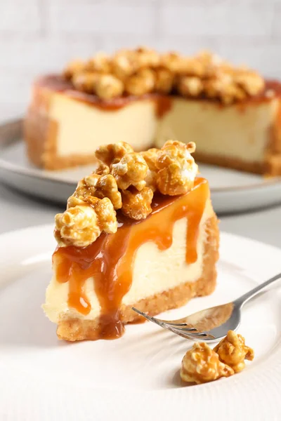 Stock image Piece of delicious caramel cheesecake with popcorn on plate, closeup