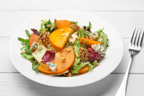 Délicieuse Salade Kaki Fourchette Sur Table Bois Blanc Gros Plan — Photo