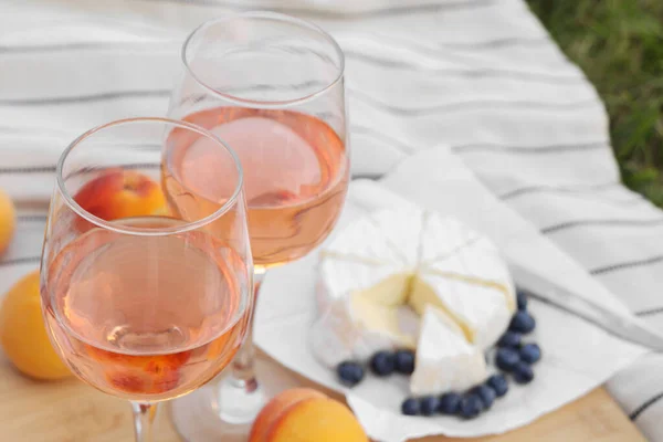Ποτήρια Από Νόστιμο Ροζέ Κρασί Και Φαγητό Πικνίκ Εξωτερικούς Χώρους — Φωτογραφία Αρχείου