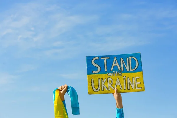 Жінка Тримає Плакат Україною Національним Прапором Проти Блакитного Неба — стокове фото