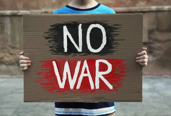 Çocuk Afişte Kelimeler Taşıyor Dışarıda Savaş Yok Yakın Plan — Stok fotoğraf