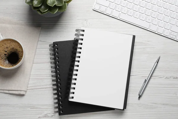 Composição Leigos Planos Com Notebooks Elegantes Mesa Madeira Branca — Fotografia de Stock