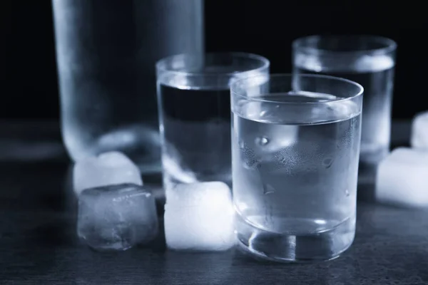 Стаканы Водки Льдом Тёмном Столе Крупным Планом — стоковое фото
