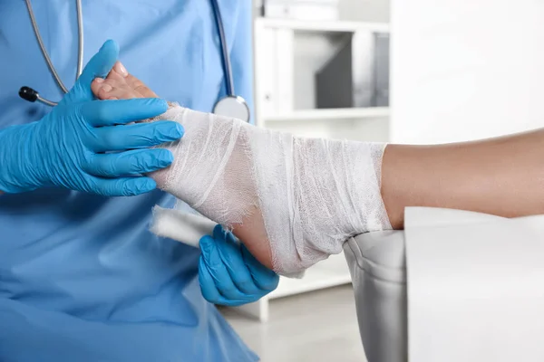 Doctor Applying Bandage Patient Foot Hospital Closeup — Fotografia de Stock