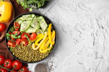 Beyaz desenli masa üzerinde mung fasulyeli bir kase salata. Metin için boşluk