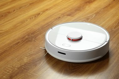 Ahşap zeminde robotik süpürge, metin için boşluk