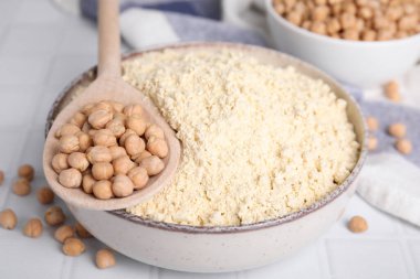 Nohut unu kasede ve tohumlar beyaz döşemeli masada, yakın plan.