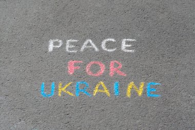 Açık havada asfalta renkli tebeşirlerle yazılmış Ukrayna için Barış Sözleri