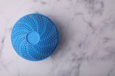 Çamaşır makinesi için kurutucu topu beyaz mermer masa, üst görünüm