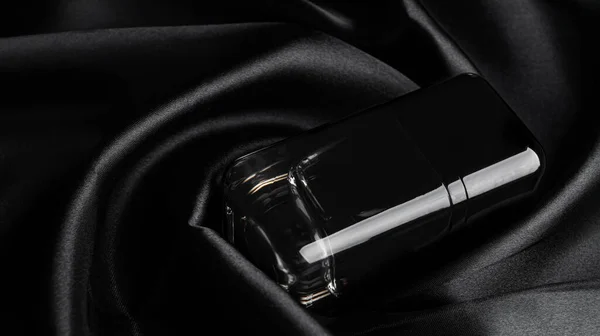 Luxusflasche Parfüm Auf Schwarzer Seide Nahaufnahme — Stockfoto