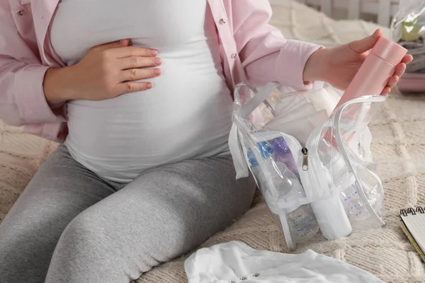 Embalaje Mujer Embarazada Cosas Del Bebé Para Llevar Hospital Maternidad —  Fotos de Stock