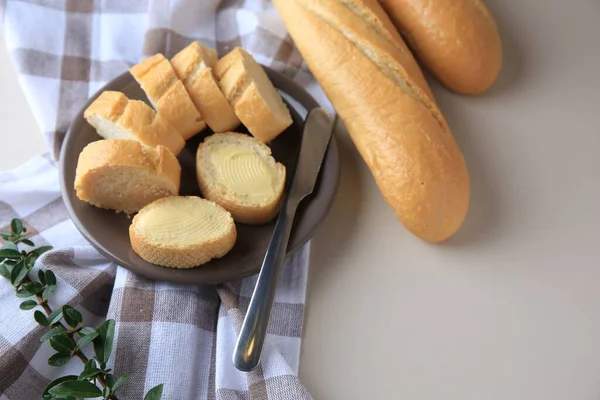 Baguetes Inteiras Cortadas Com Manteiga Fresca Mesa — Fotografia de Stock