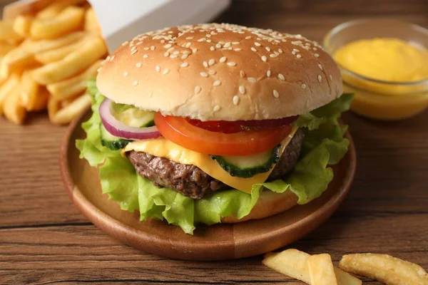 Pyszne Hamburgery Sos Frytki Serwowane Drewnianym Stole Zbliżenie — Zdjęcie stockowe