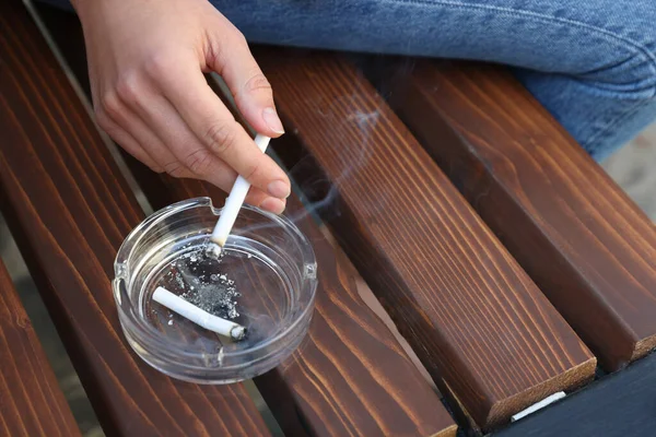 Mulher Segurando Cigarro Sobre Cinzeiro Vidro Banco Livre Close — Fotografia de Stock