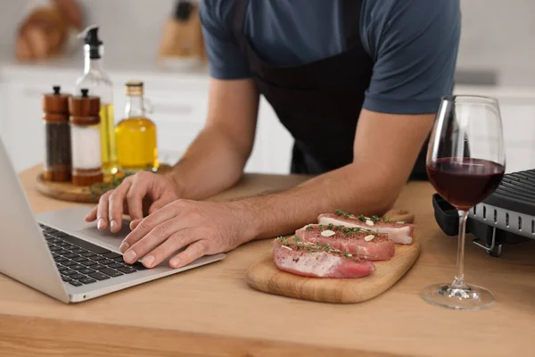 Homem Fazendo Jantar Enquanto Assiste Curso Culinária Line Laptop Cozinha — Fotografia de Stock