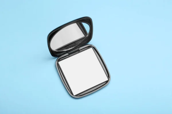Snygg Kosmetisk Ficka Spegel Ljusblå Bakgrund Ovanifrån — Stockfoto