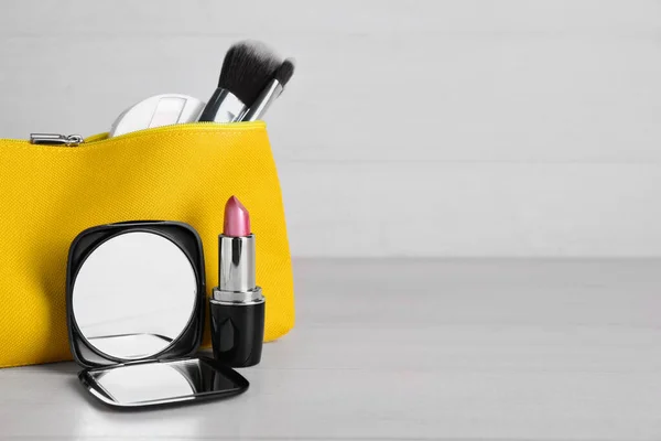 Stilvoller Taschenspiegel Lippenstift Und Kosmetiktasche Mit Make Produkten Auf Weißem — Stockfoto