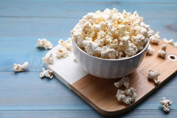 Leckeres Popcorn Auf Hellblauem Holztisch — Stockfoto