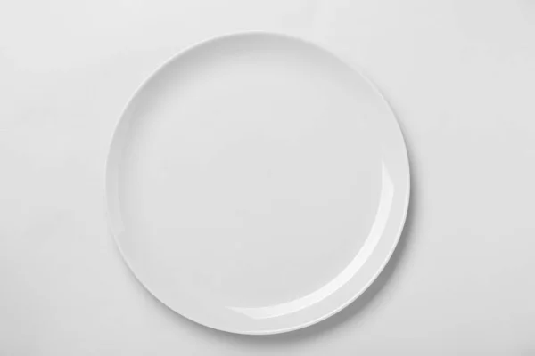 白色背景的空陶瓷盘 顶部视图 — 图库照片