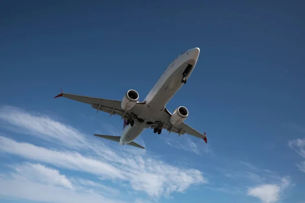 Modern White Airplane Flying Cloudy Sky Low Angle View — Foto de Stock