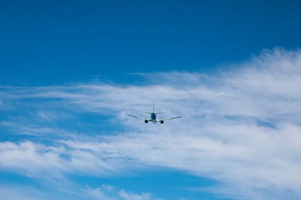 Moderno Avión Blanco Volando Cielo Nublado — Foto de Stock