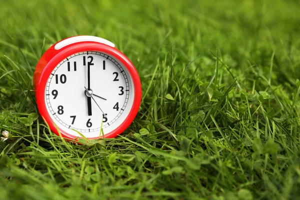 Relógio Alarme Vermelho Grama Verde Livre Espaço Para Texto — Fotografia de Stock
