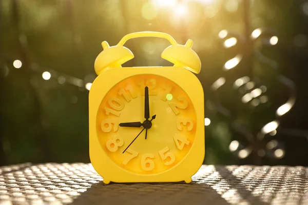 Alarme Amarelo Mesa Livre Manhã Ensolarada — Fotografia de Stock