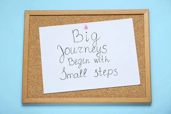 Corkboard Avec Message Épinglé Big Journeys Begin Small Steps Sur — Photo