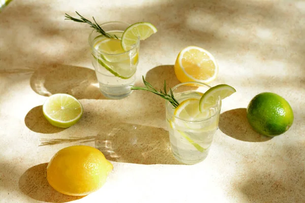 Gläser Mit Sommerlich Erfrischender Limonade Und Zutaten Auf Hellem Tisch — Stockfoto