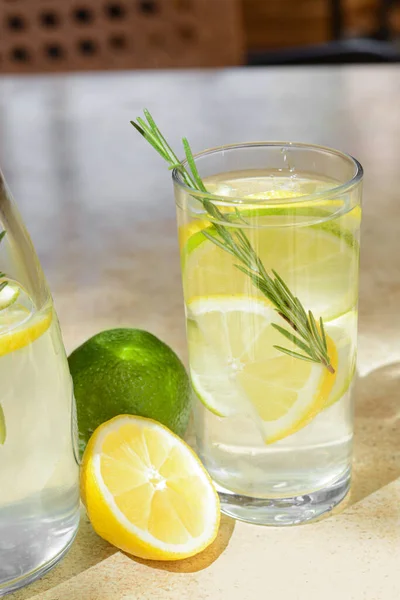 Leckere Erfrischende Limonade Und Zutaten Auf Hellem Tisch Sommergetränk — Stockfoto