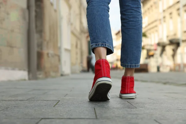Γυναίκα Κομψά Sneakers Που Περπατάει Στο Δρόμο Της Πόλης Κοντινό — Φωτογραφία Αρχείου