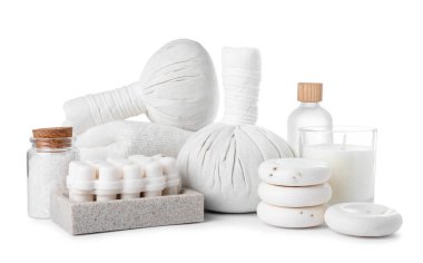 Beyaz arkaplanda farklı spa ürünleri olan güzel bir kompozisyon