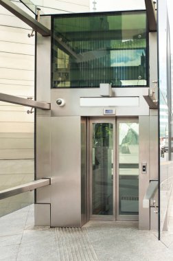 Modern büyük ve gümüş kapsayıcı asansör caddede