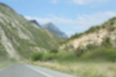 Dağların bulanık manzarası ve boş asfalt karayolu. Yolculuk