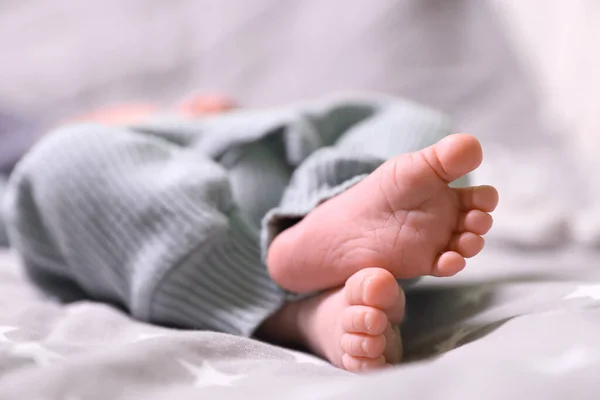 Niedliches Neugeborenes Liegt Auf Dem Bett Nahaufnahme Der Beine — Stockfoto