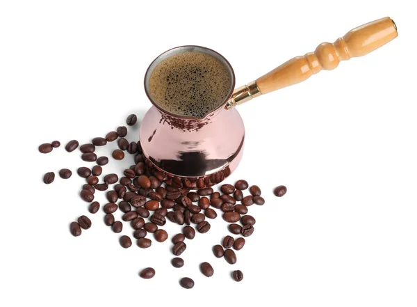 土耳其咖啡 白底热咖啡和咖啡豆 — 图库照片