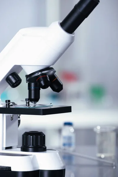 Сучасний Медичний Мікроскоп Скляною Гіркою Лабораторії Крупним Планом — стокове фото