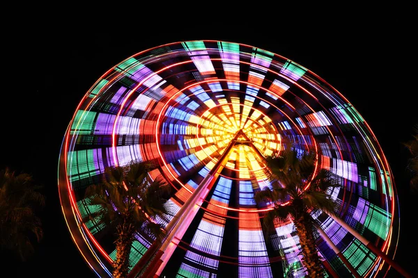 Beautiful Glowing Ferris Wheel Dark Sky Low Angle View — Zdjęcie stockowe