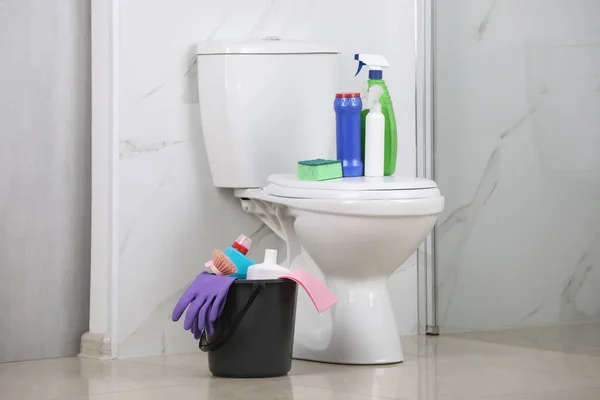 Tuvalette Temizlik Malzemeleri Klozet Var — Stok fotoğraf