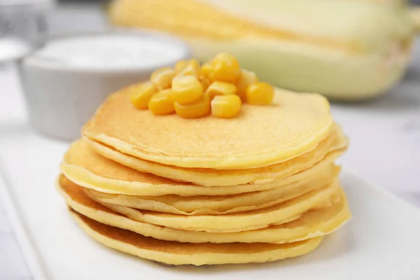 Leckere Mais Pfannkuchen Auf Weißem Tisch Nahaufnahme — Stockfoto