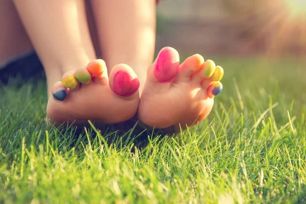 Teenage Girl Painted Toes Sitting Green Grass Outdoors Closeup — Stock Photo, Image