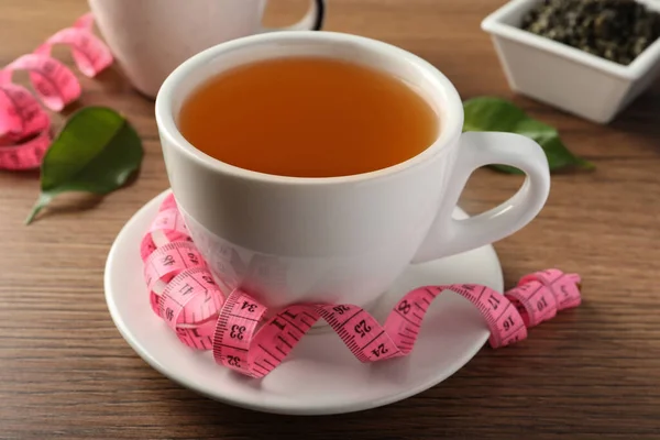 Bir Fincan Bitkisel Diyet Çayı Tahta Masada Mezura Kilo Verme — Stok fotoğraf