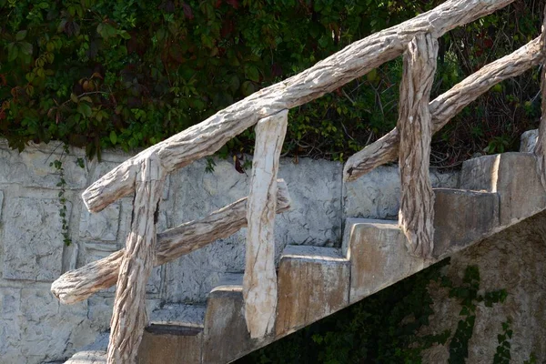 Widok Pustych Starych Schodów Drewnianymi Poręczami Zewnątrz Słoneczny Dzień — Zdjęcie stockowe