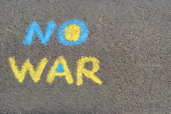 Λέξεις War Γραμμένες Μπλε Και Κίτρινες Κιμωλίες Στην Άσφαλτο Πάνω — Φωτογραφία Αρχείου