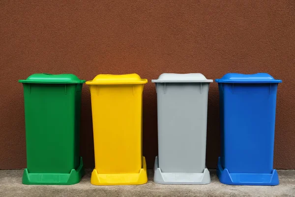 야외의 근처에 천연색 재활용 쓰레기통 — 스톡 사진