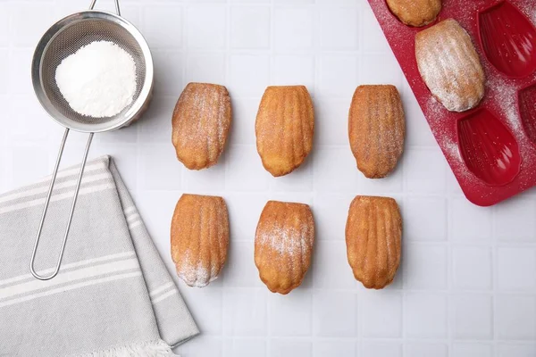 Läckra Madeleine Cookies Sil Med Pulveriserat Socker Och Bakning Mögel — Stockfoto