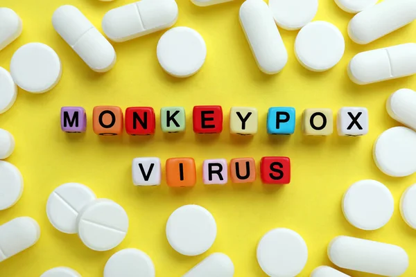 Palavras Vírus Monkeypox Feito Contas Plásticas Coloridas Pílulas Fundo Amarelo — Fotografia de Stock